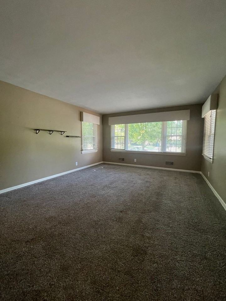 3624 Croyden Ave - Photo 3 of 18