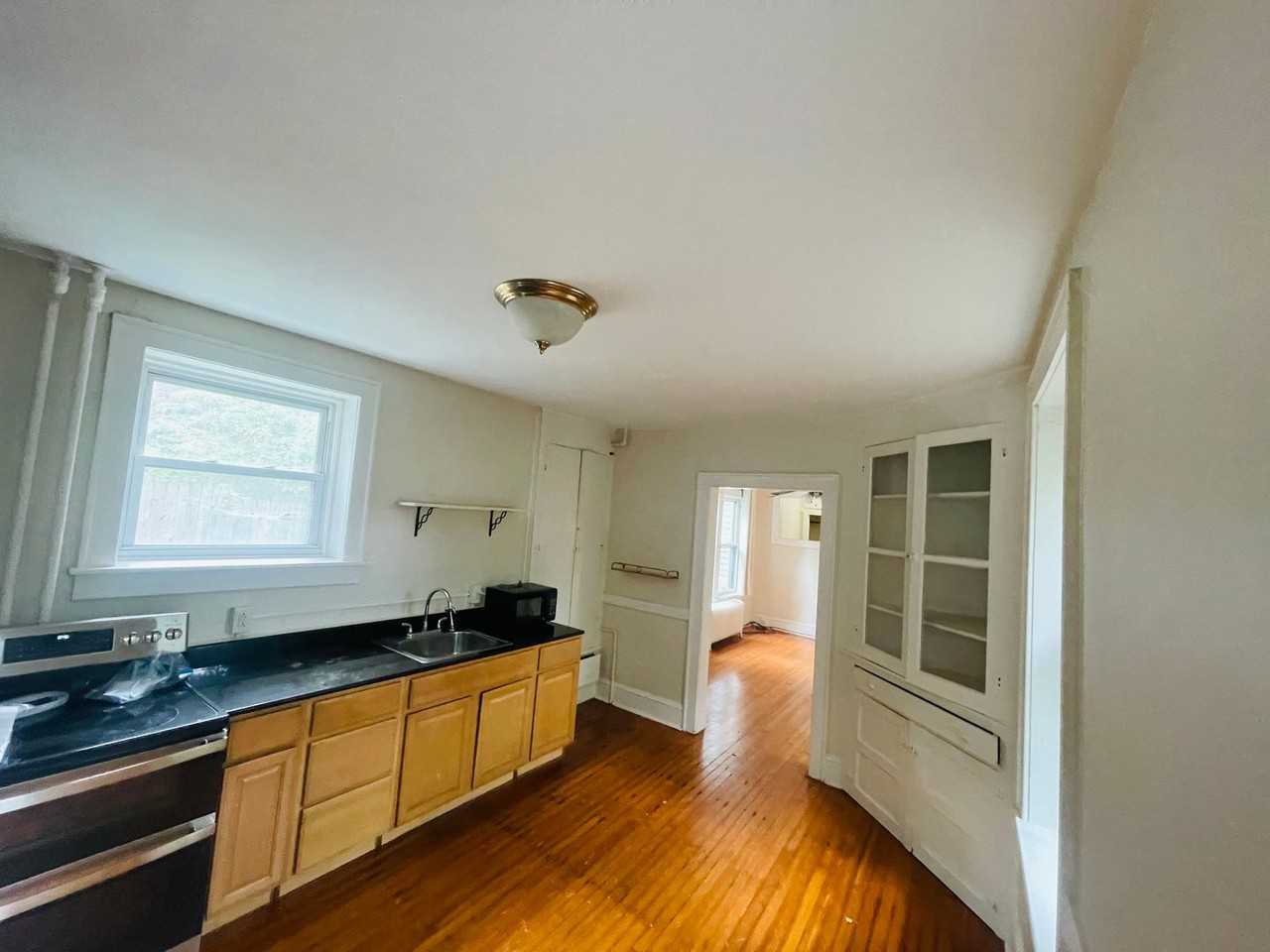 306 Hudson Ave - Photo 2 of 7