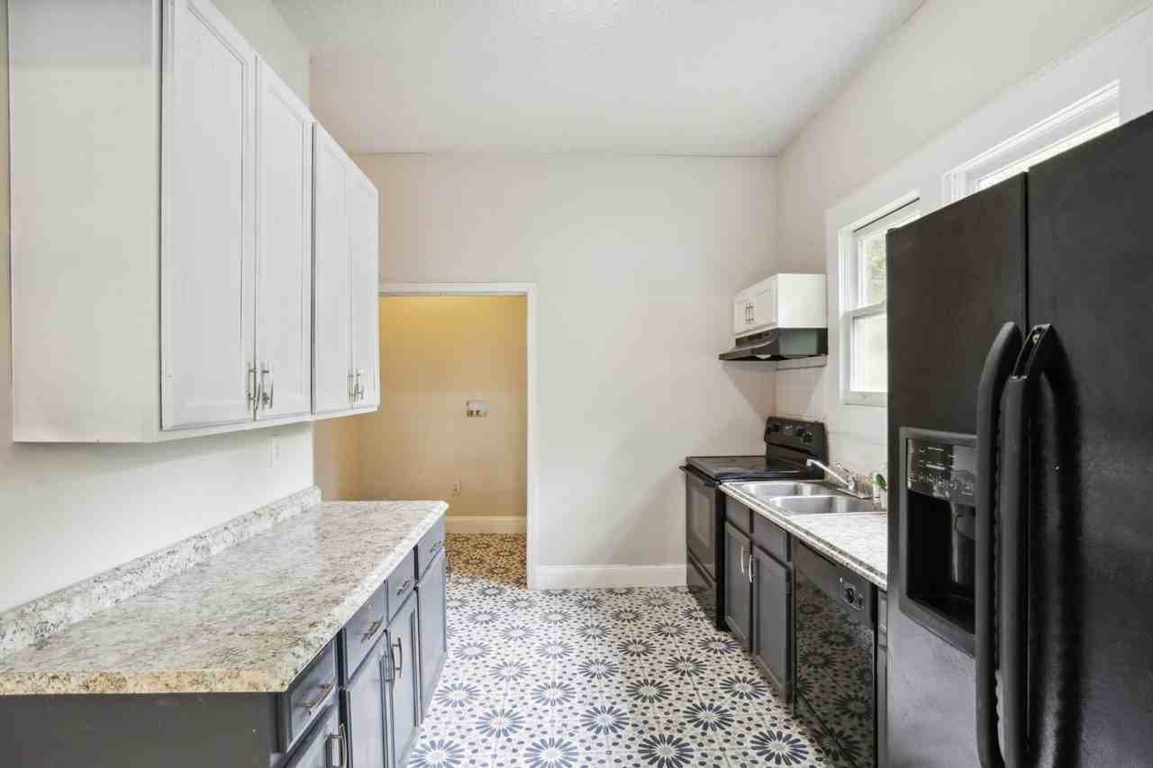 98 Brown Ave Se - Photo 3 of 12