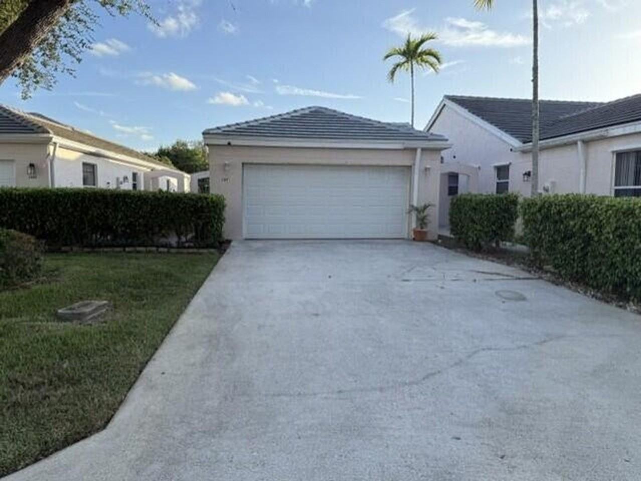 1045 Island Manor Dr - Photo 2 of 13