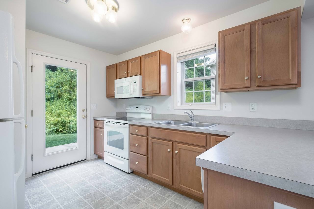 218 Daltrey Ct - Photo 3 of 16