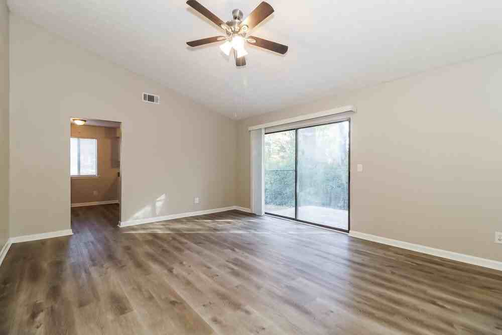 5427 Covent Way - Photo 5 of 16