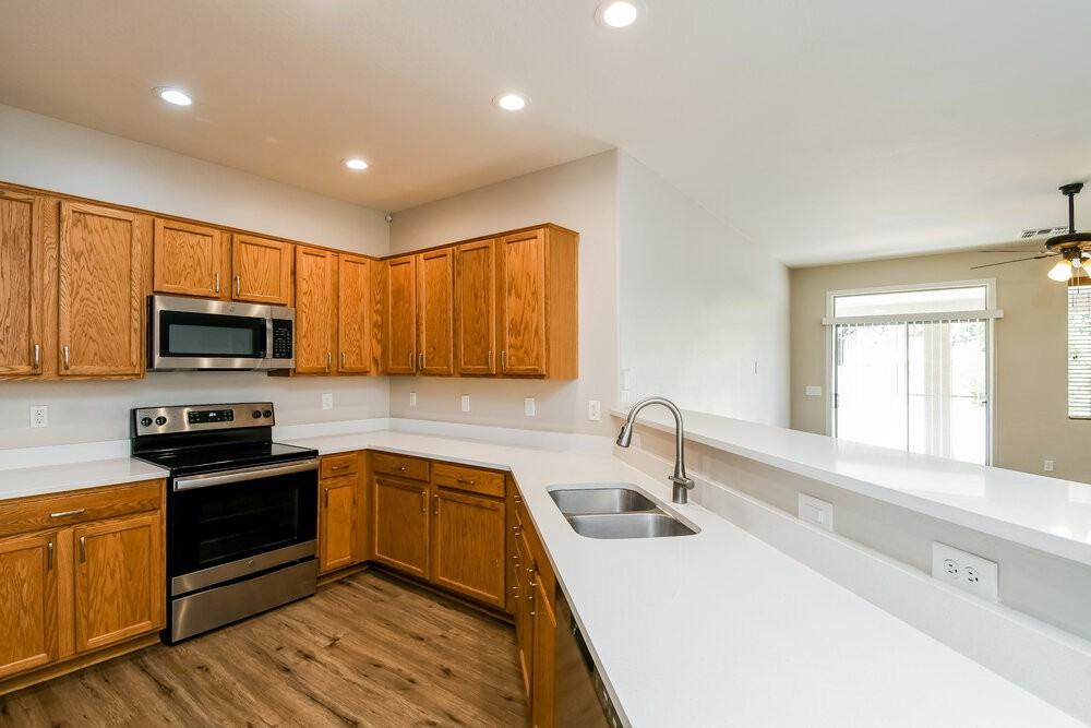 1062 E Nickleback St - Photo 7 of 16