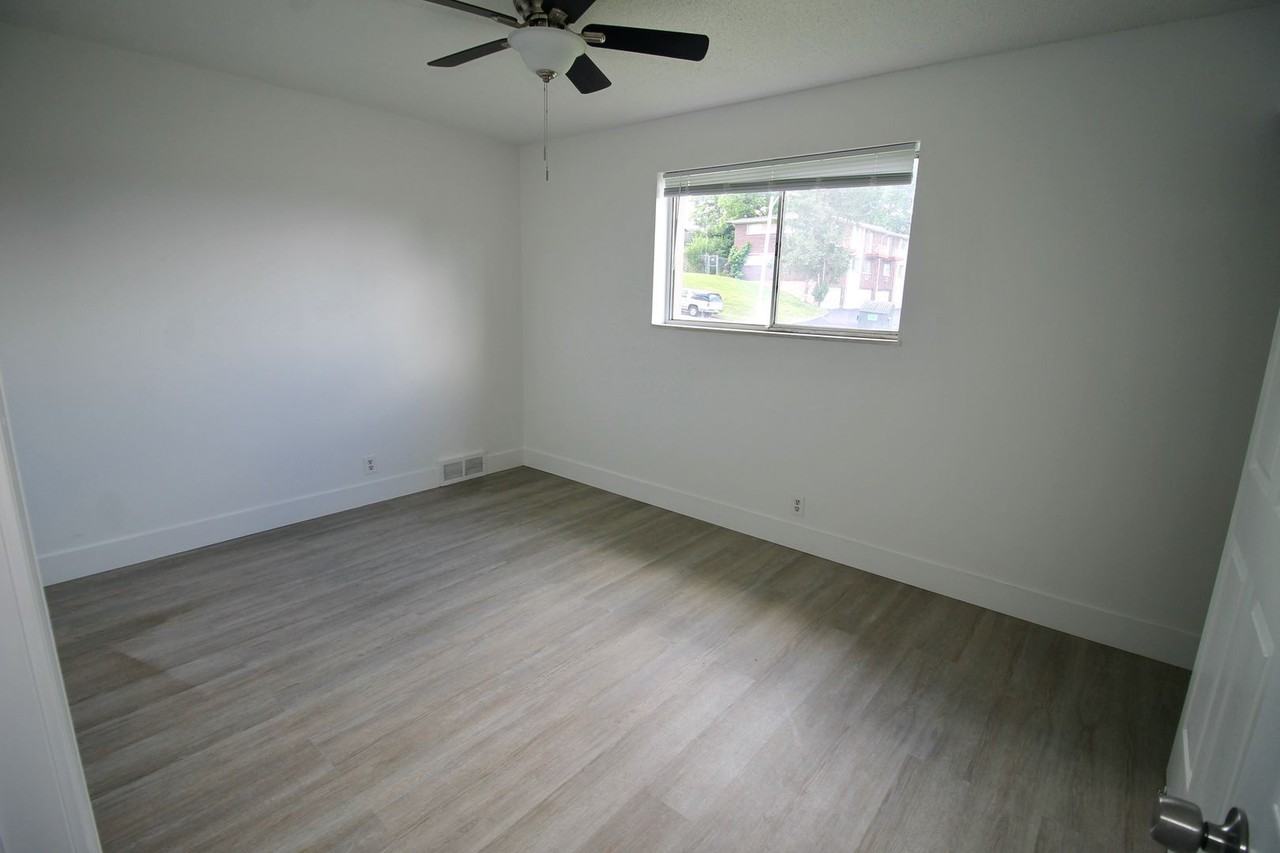 Broadway Park Apartments - Photo 3 of 31