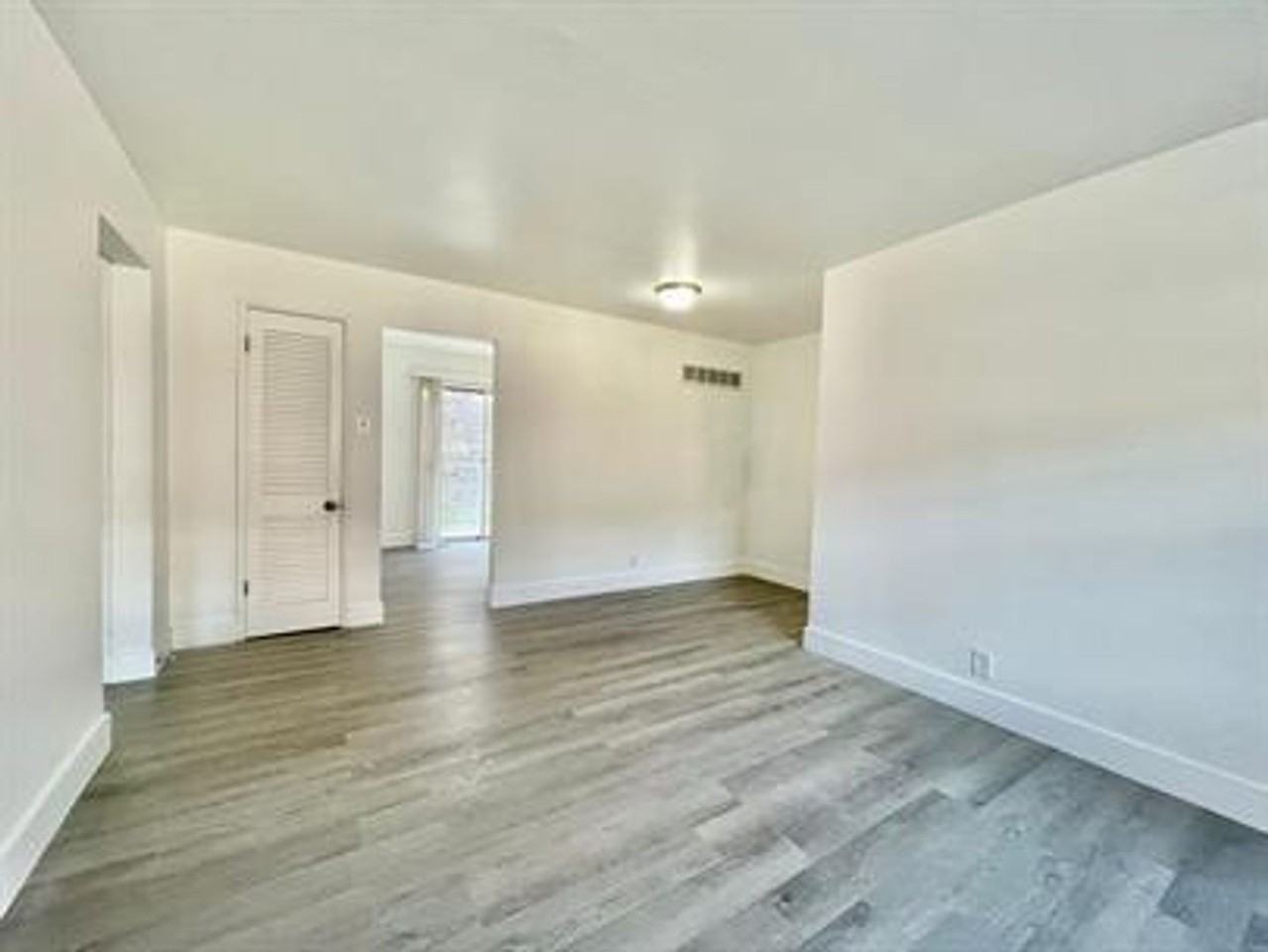 Broadway Park Apartments - Photo 5 of 31