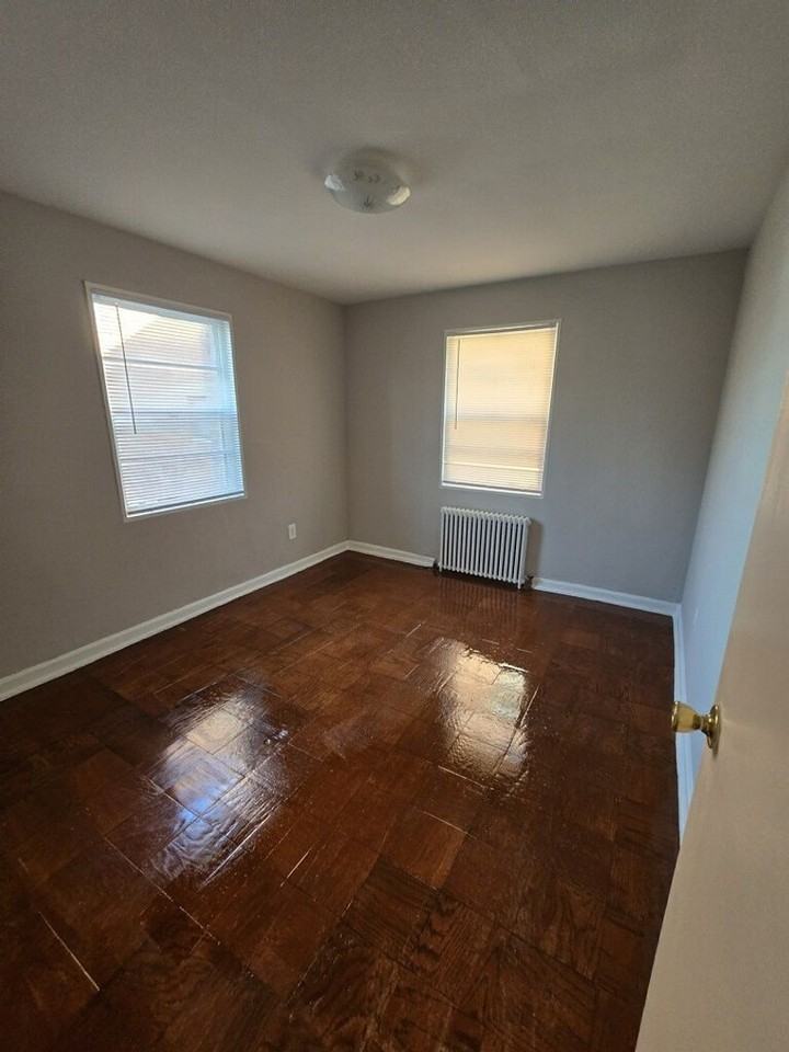 208 KENILWORTH AVE NE - Photo 2 of 12