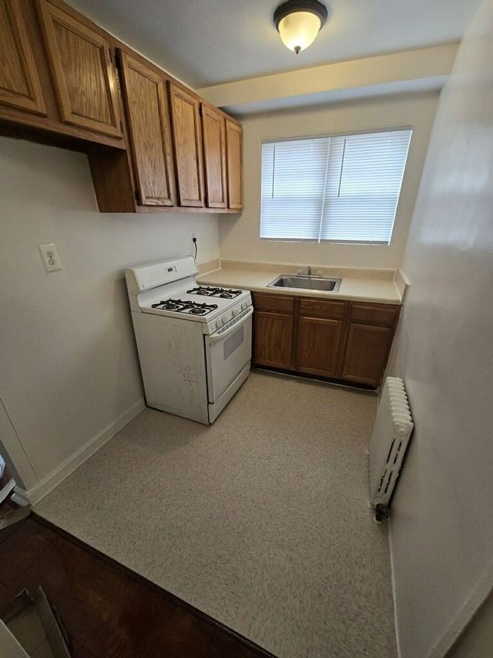 208 KENILWORTH AVE NE - Photo 5 of 12