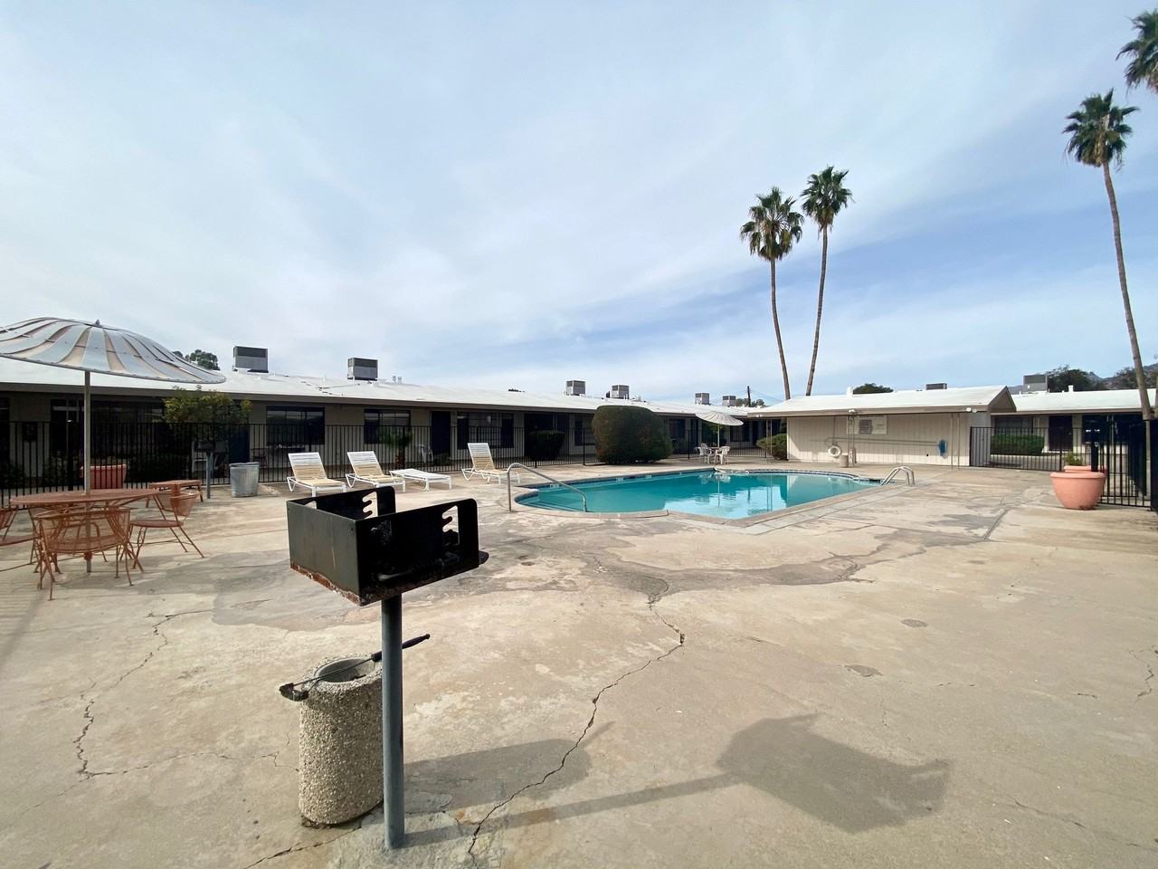 Swan Court Apartments - Photo 3 of 7