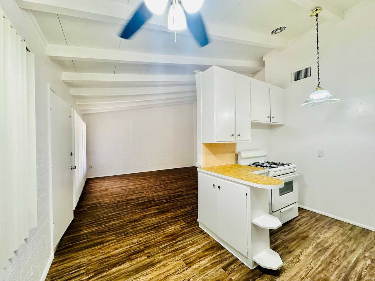 Swan Court Apartments - Photo 4 of 7