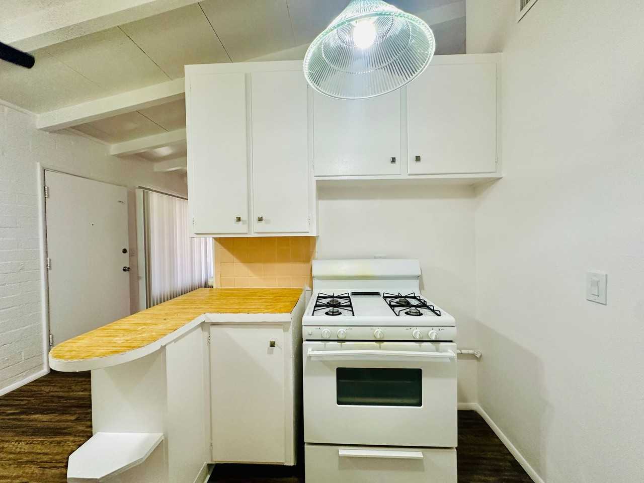 Swan Court Apartments - Photo 5 of 7