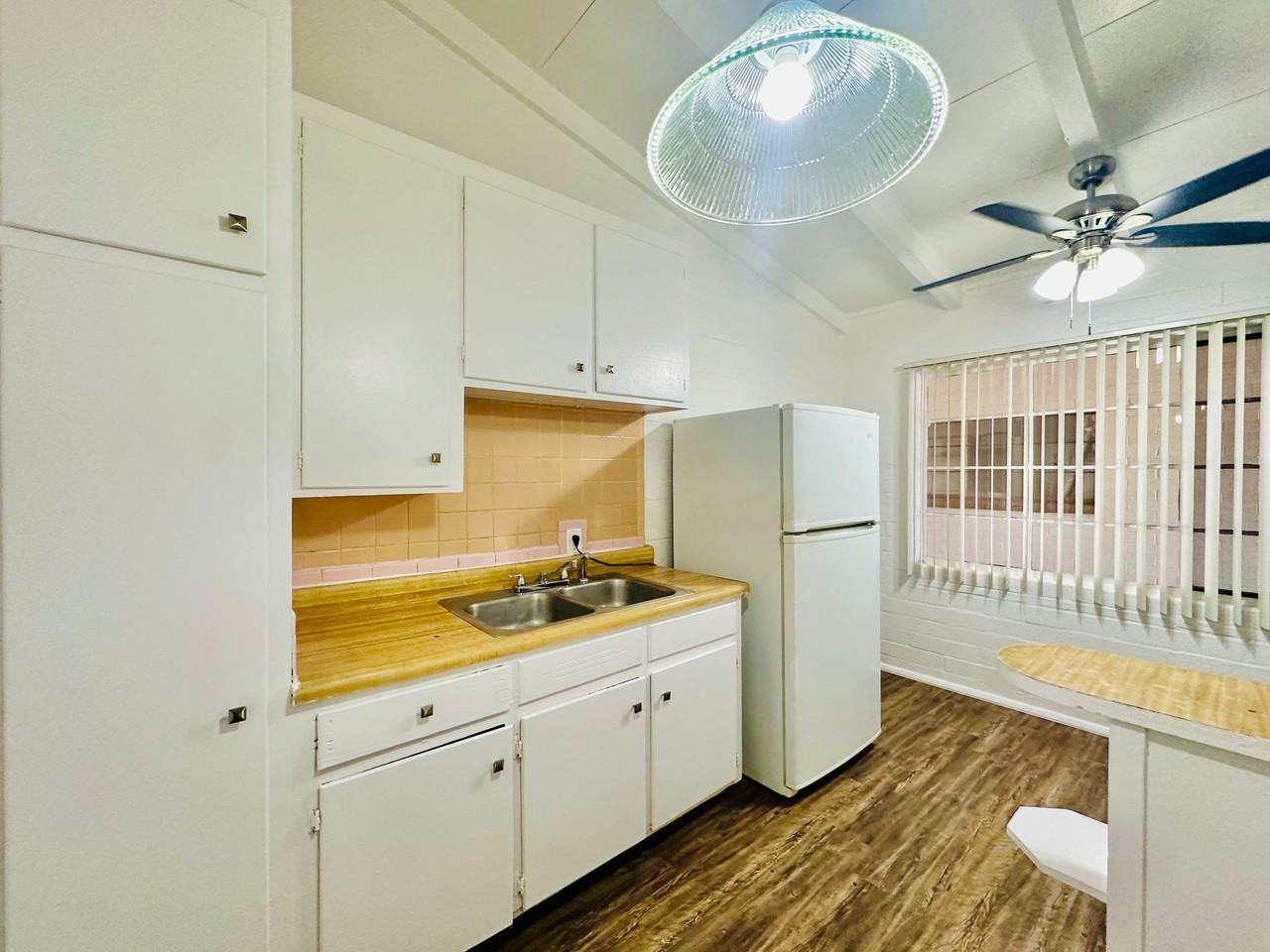 Swan Court Apartments - Photo 6 of 7