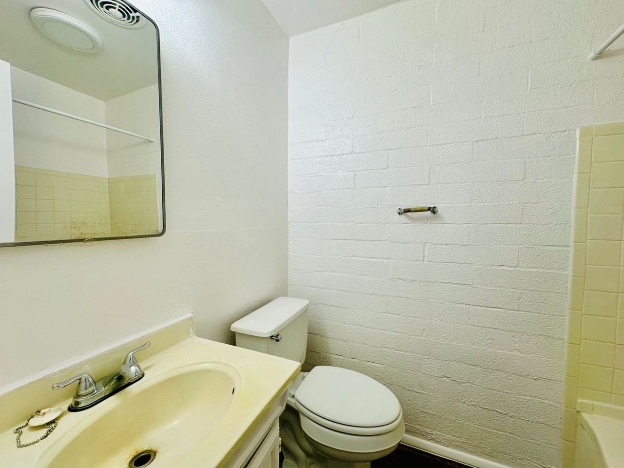 Swan Court Apartments - Photo 7 of 7