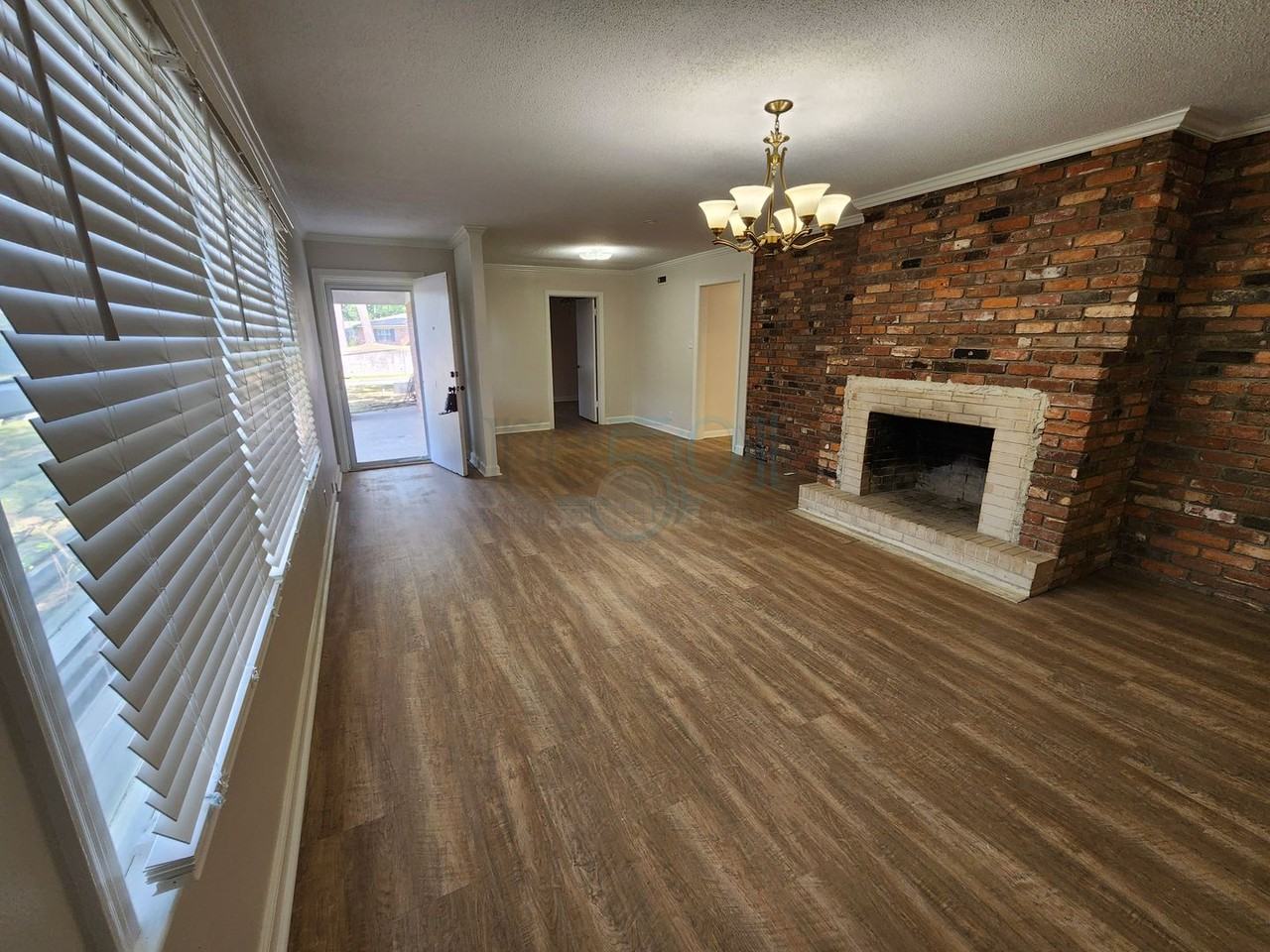 7520 W Markham St - Photo 5 of 50