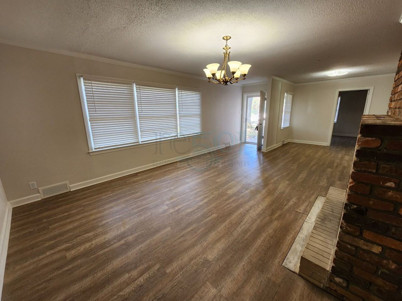 7520 W Markham St - Photo 6 of 50