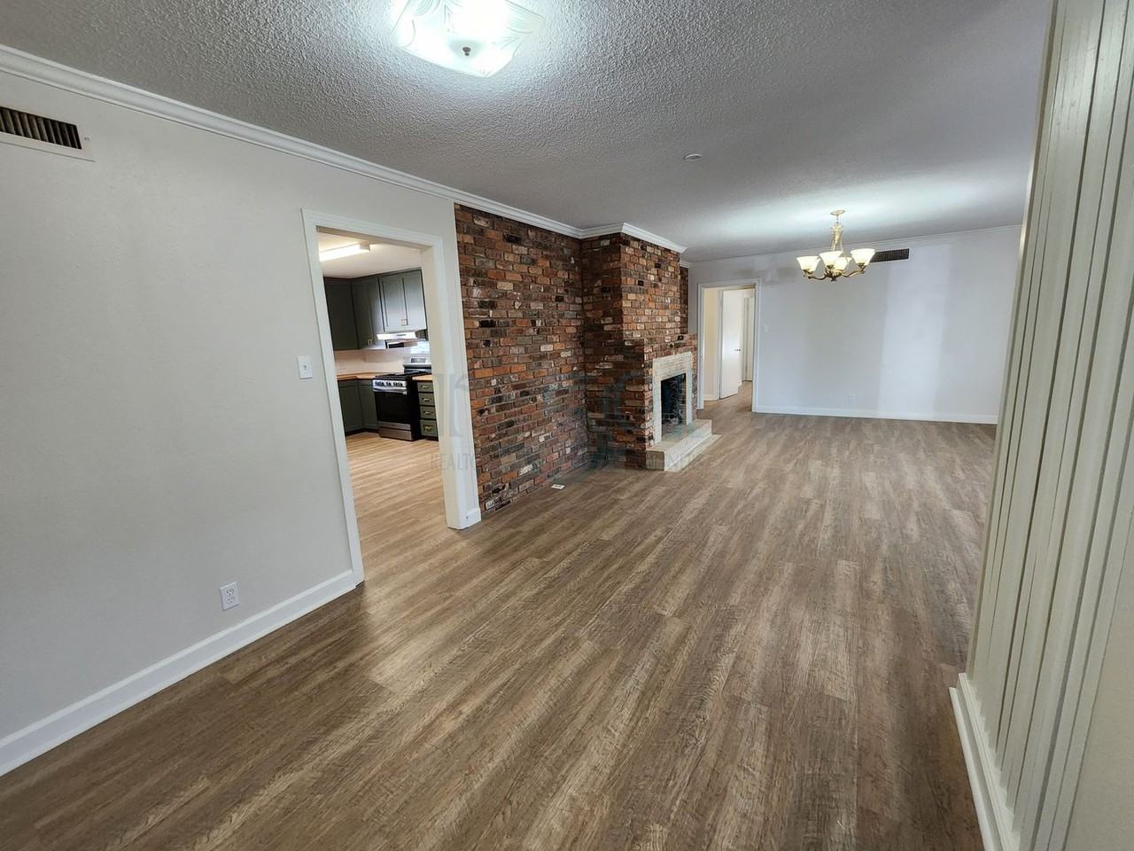 7520 W Markham St - Photo 7 of 50
