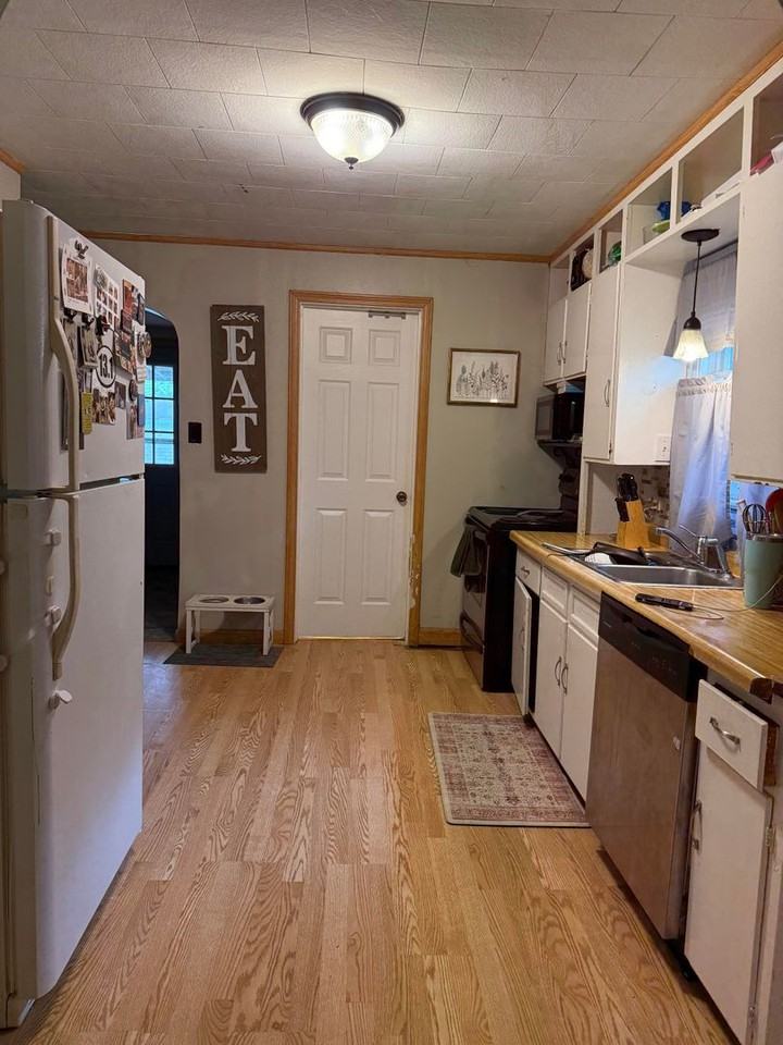 1223 Barron St - Photo 3 of 7