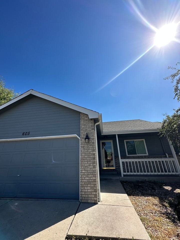 605 Meadow Dr - Photo 2 of 19