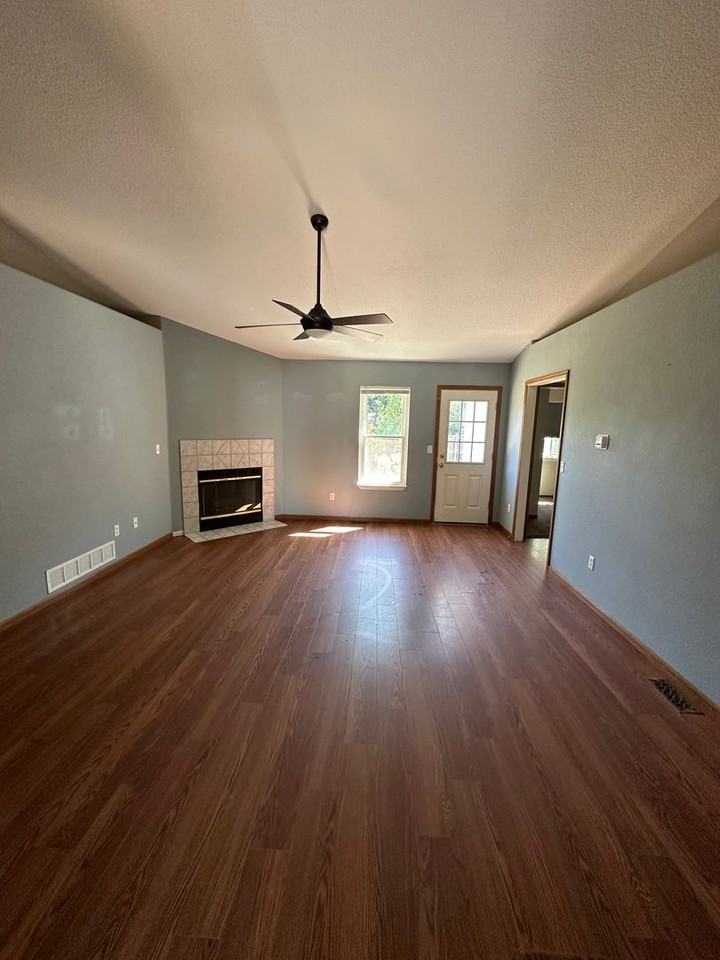 605 Meadow Dr - Photo 4 of 19