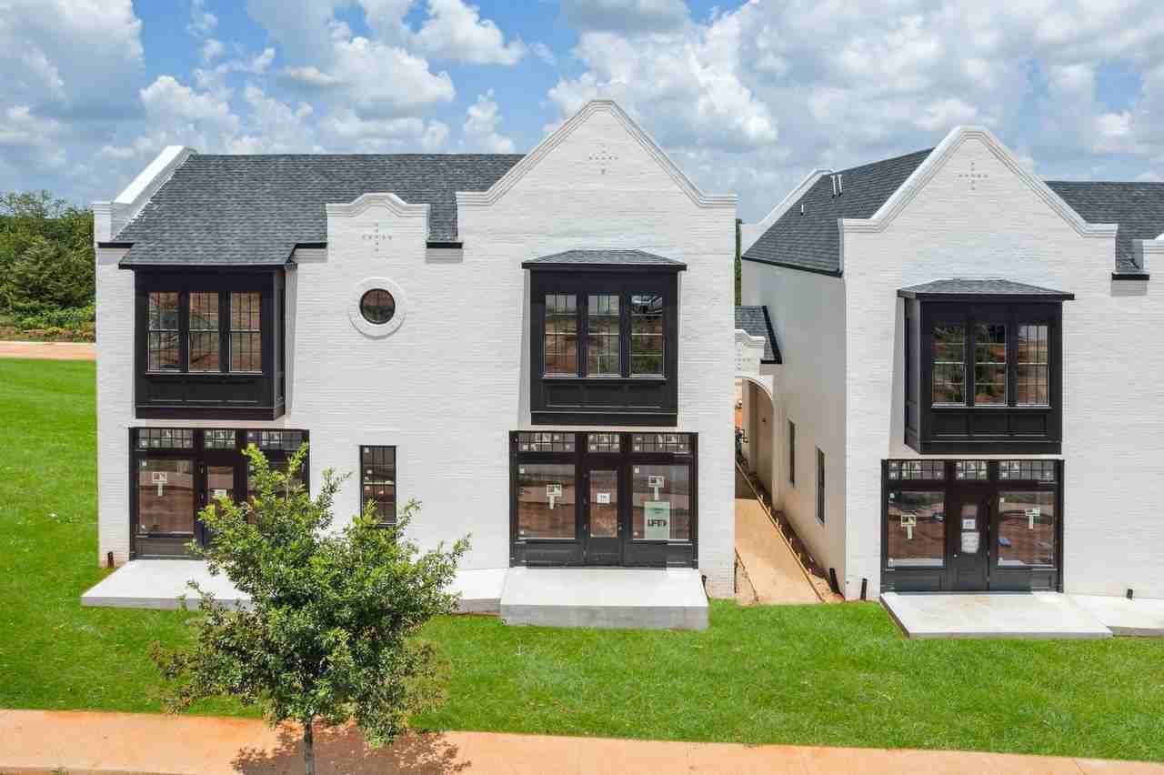 18857 Selah Way #B - Photo 2 of 32