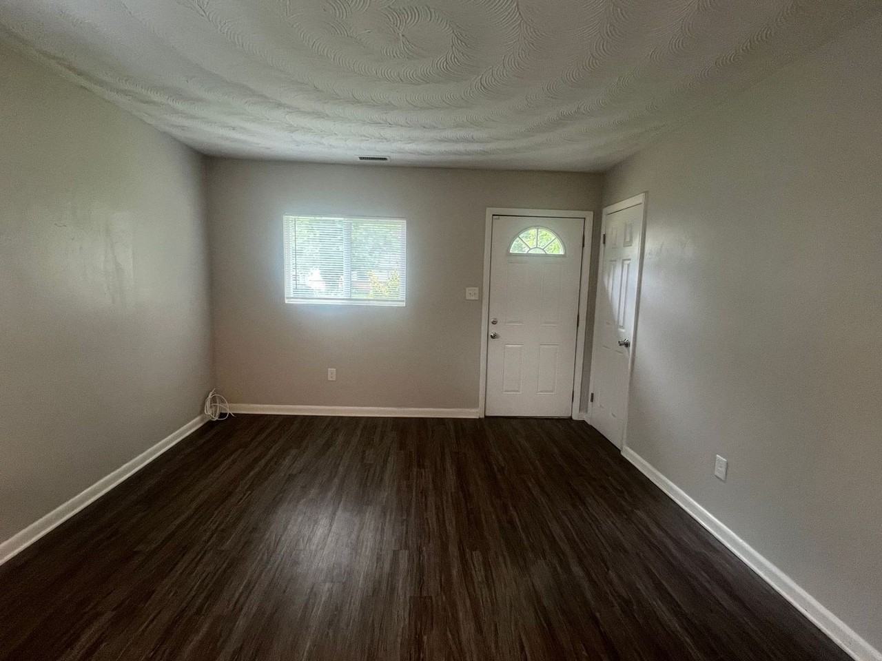 615 Queens View Ct - Photo 3 of 11