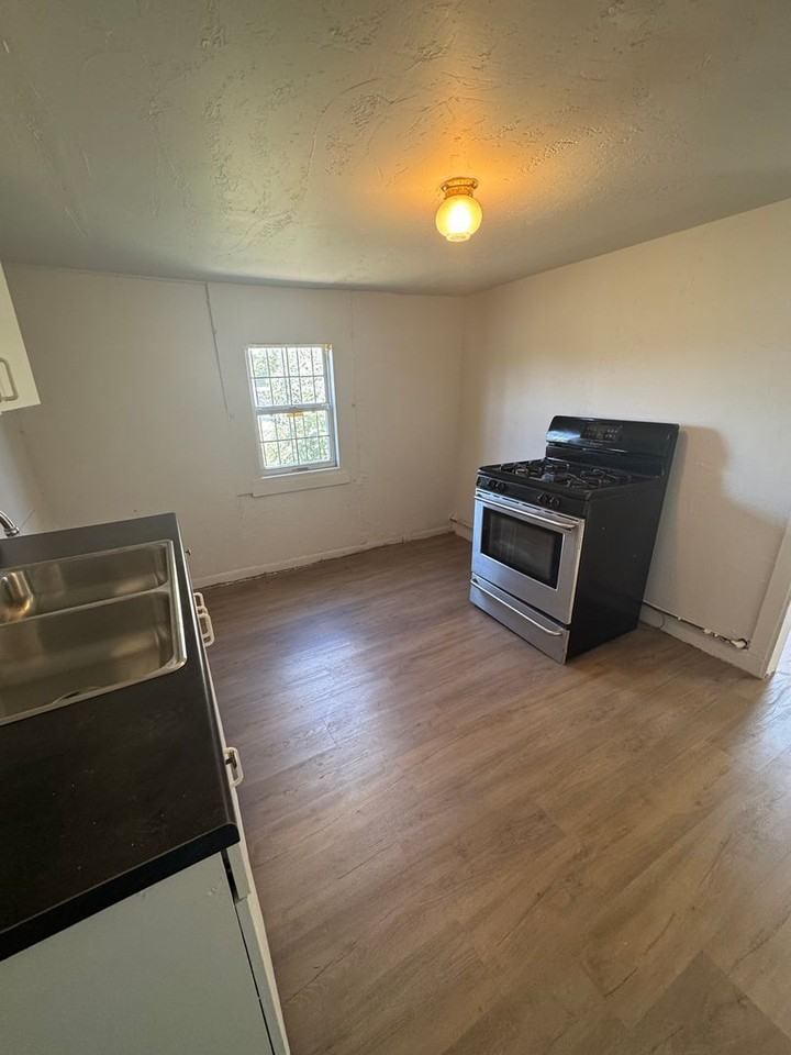 704 S Cleveland St #A - Photo 3 of 4