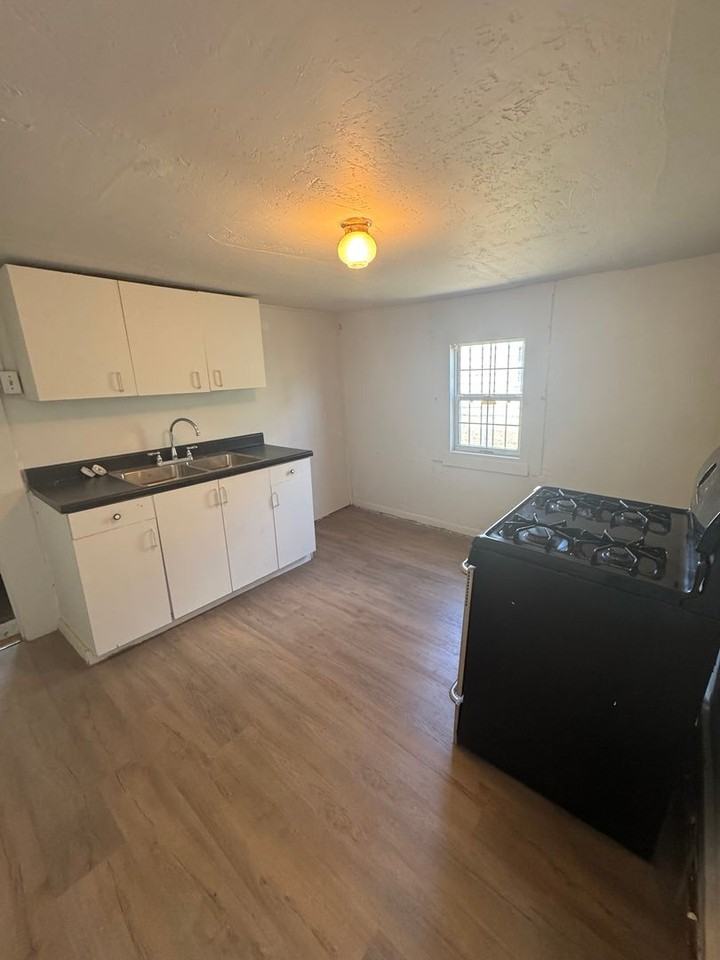 704 S Cleveland St #A - Photo 4 of 4