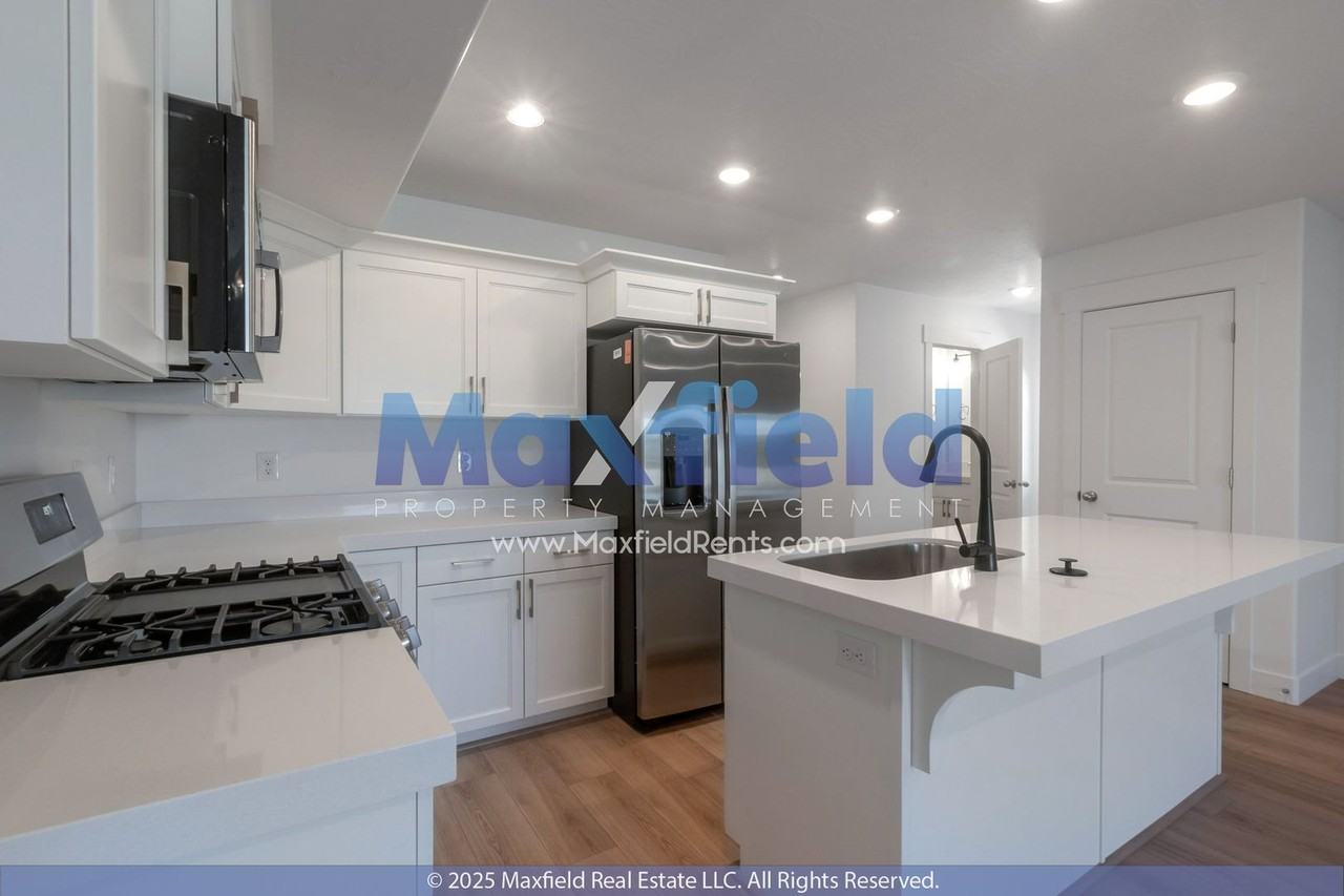 1382 N Meadow Ln - Photo 3 of 14