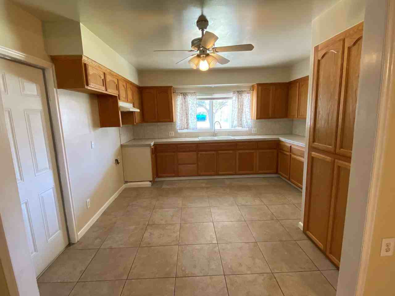 317 S Hill St - Photo 2 of 9