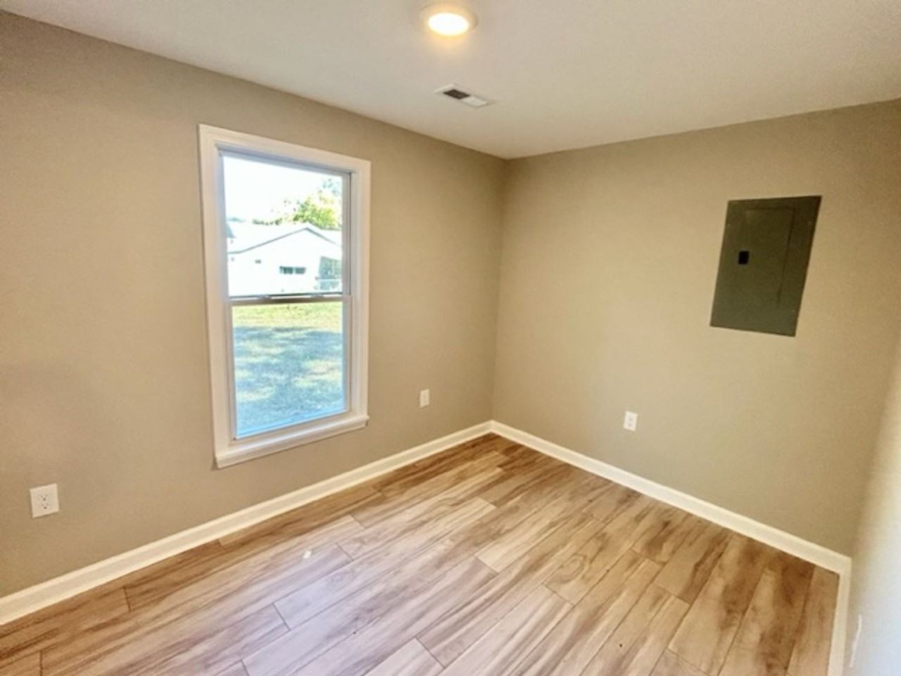 2909 Meridian St N - Photo 7 of 11