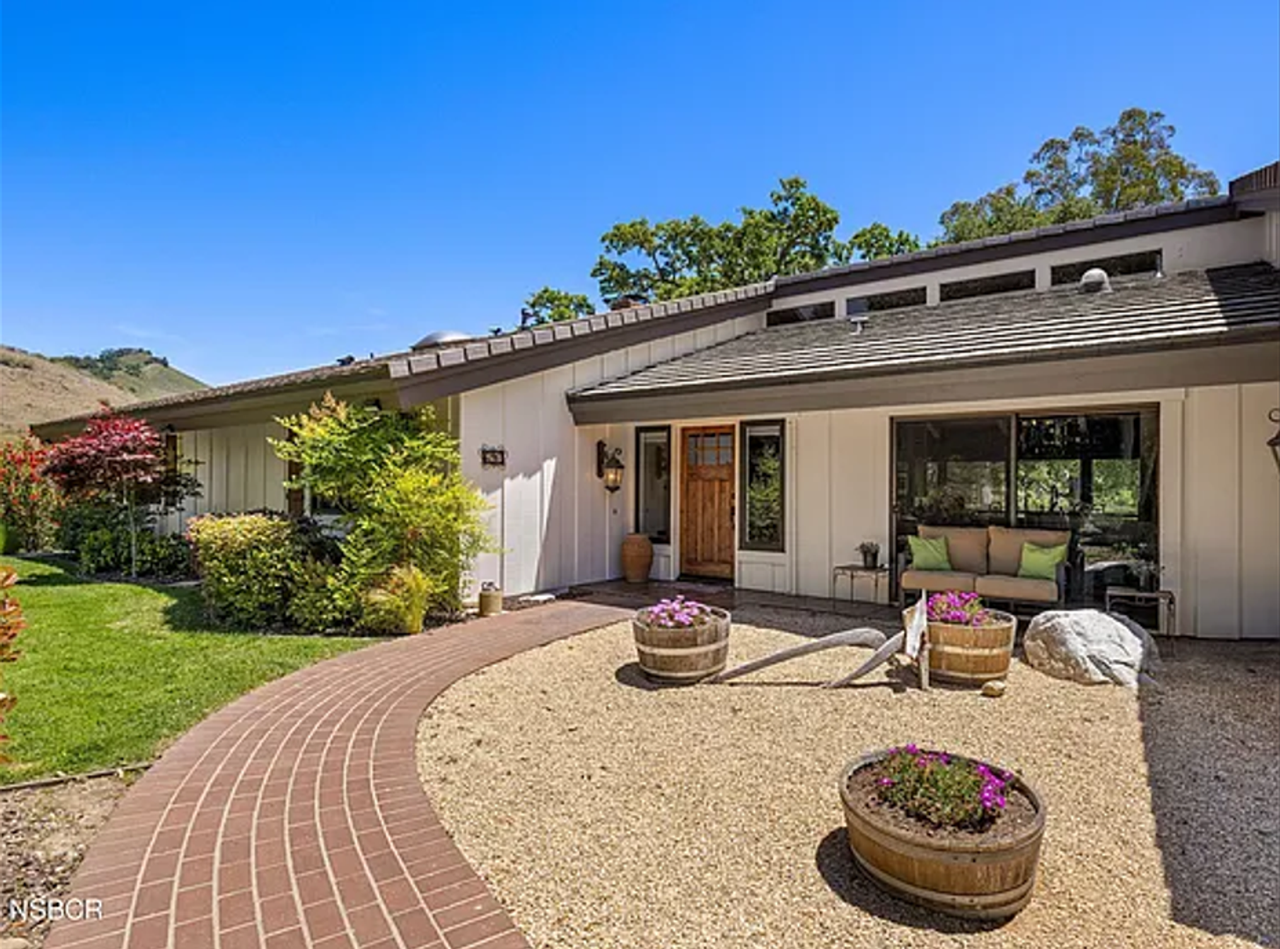 690 Rancho Alisal Dr - Photo 2 of 26