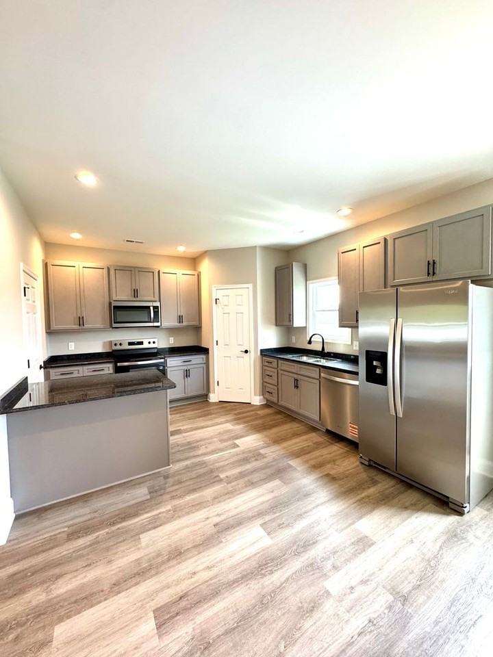 678 Zephyr Dr - Photo 2 of 15