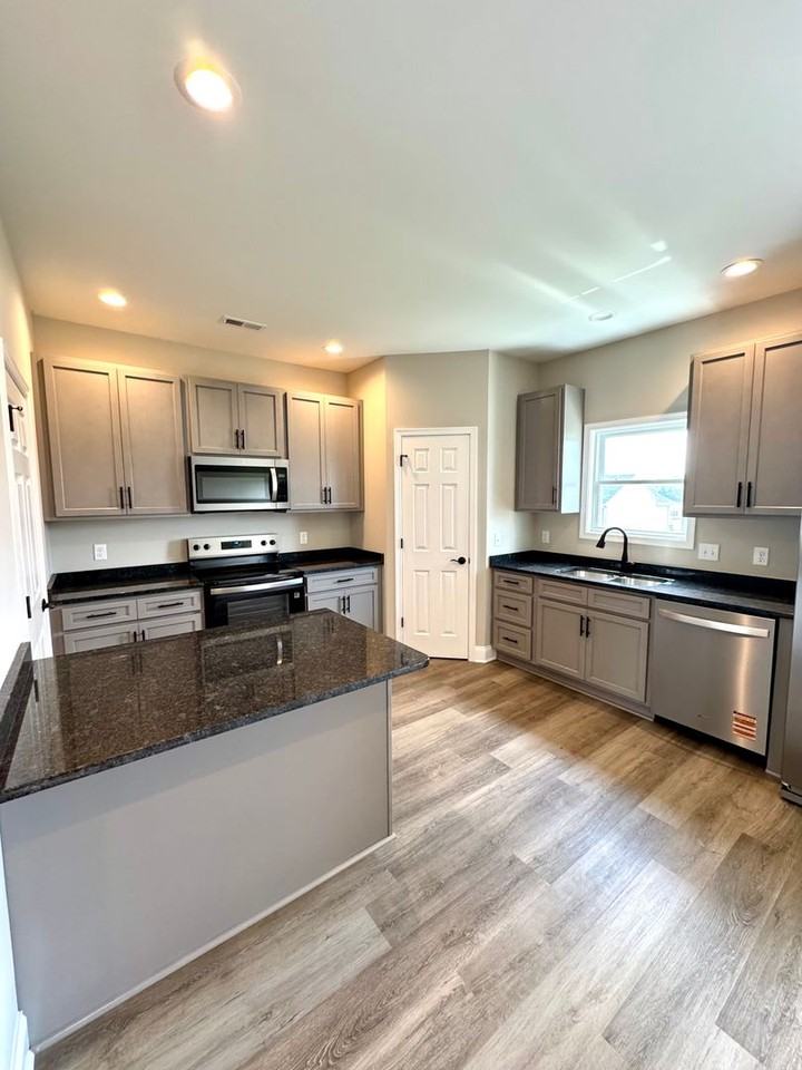 678 Zephyr Dr - Photo 4 of 15