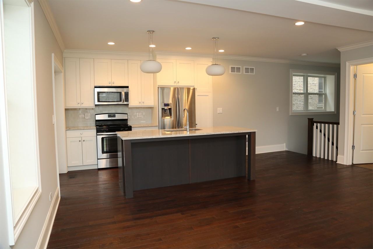 2305 W Waveland Ave - Photo 2 of 9