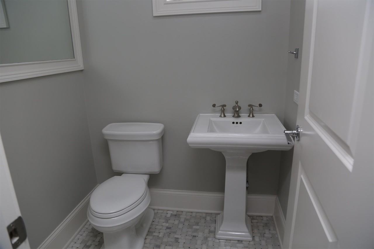 2305 W Waveland Ave - Photo 5 of 9