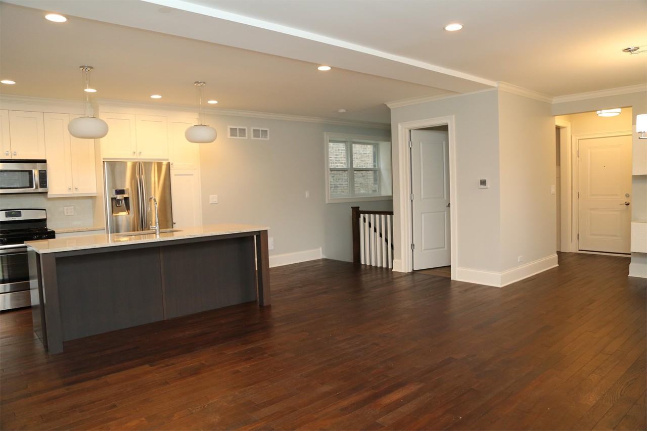 2305 W Waveland Ave - Photo 3 of 9