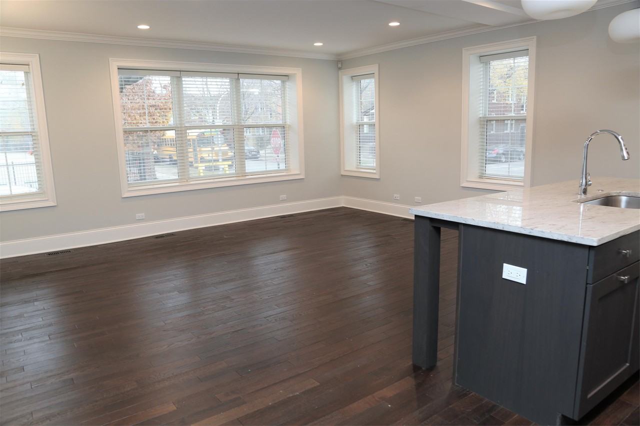 2305 W Waveland Ave - Photo 4 of 9