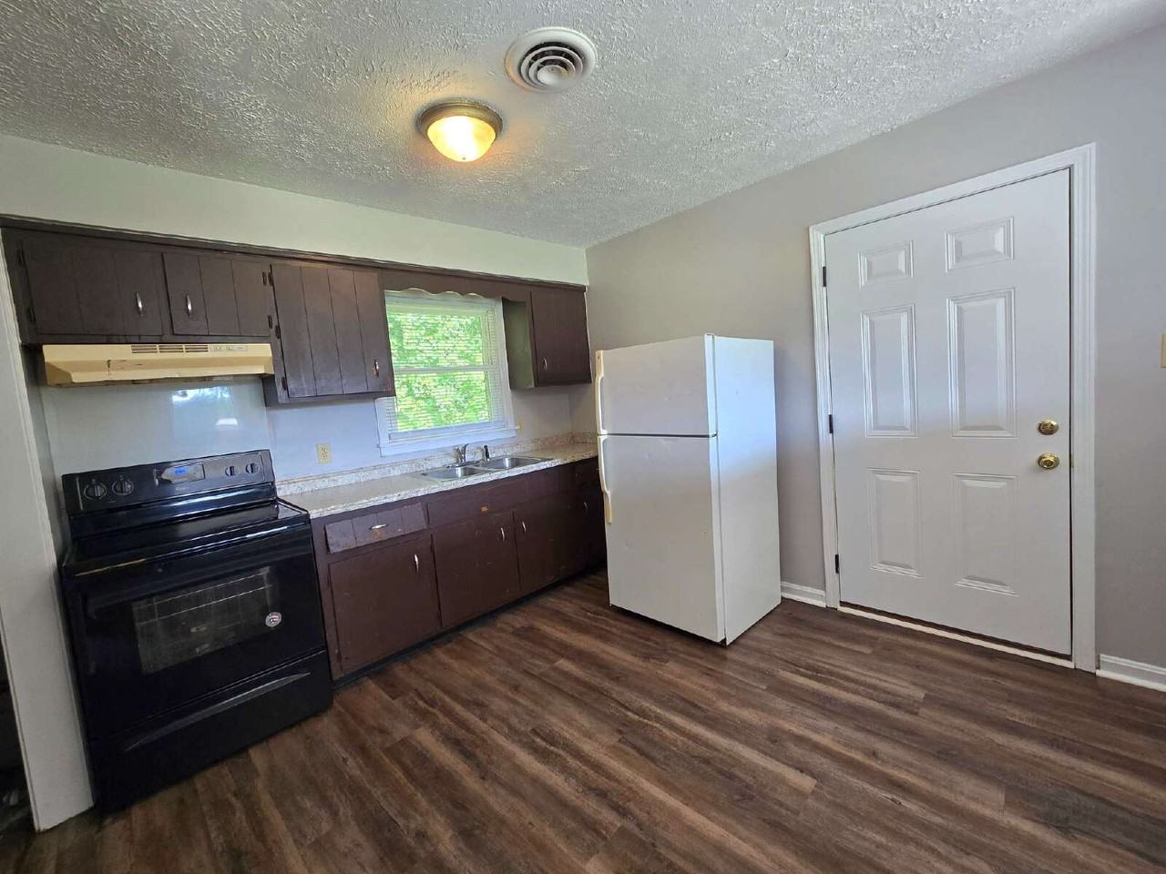 198 Locust St Apt B - Photo 6 of 9