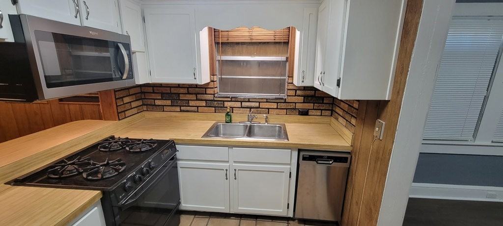 1243 W 29th St - Photo 3 of 12