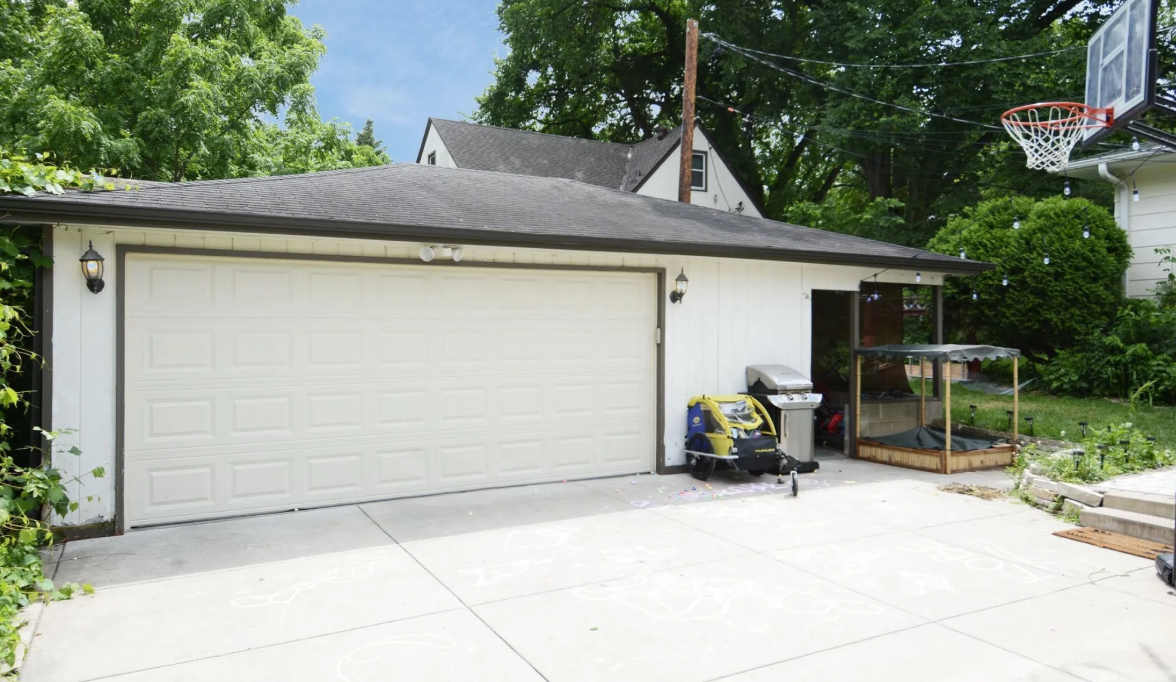 145 W Diamond Lake Rd - Photo 3 of 11