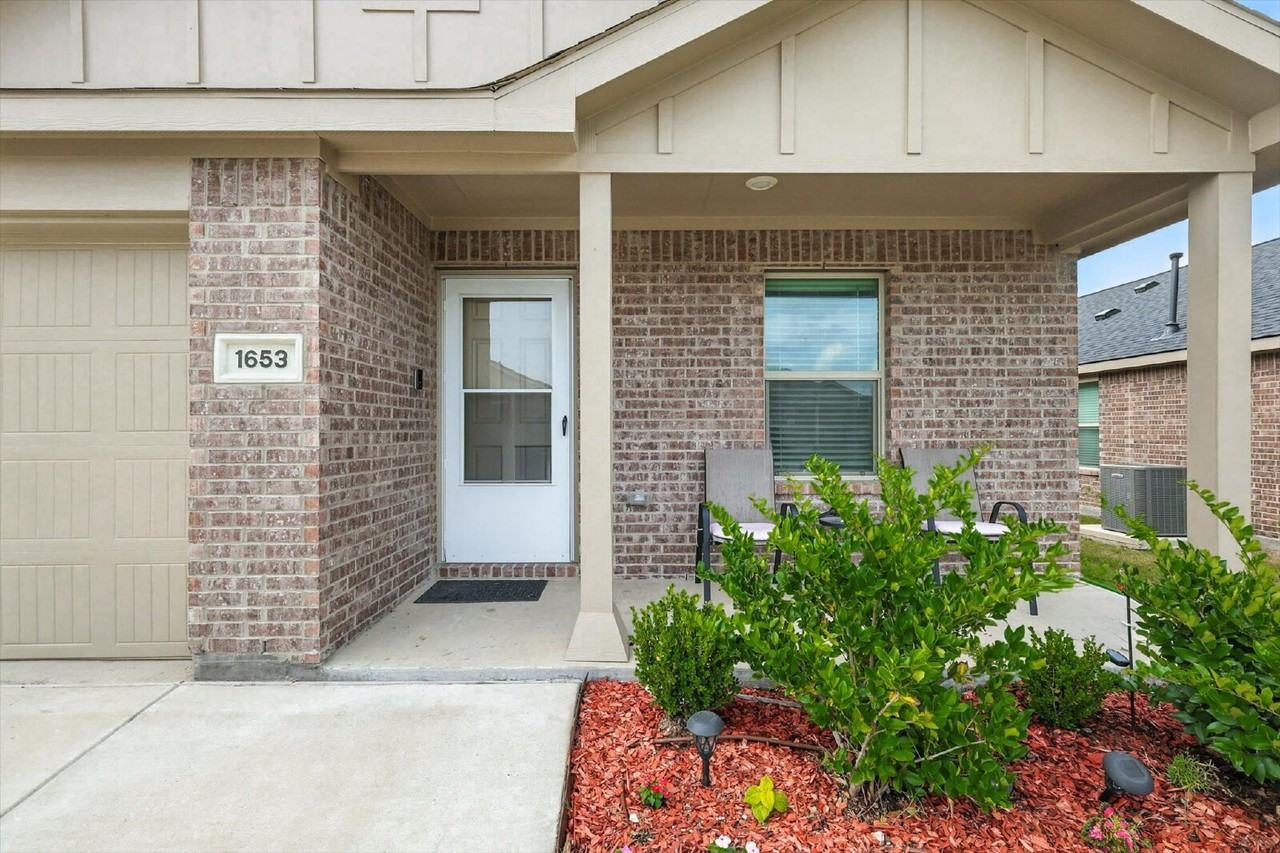 1653 Bluff View Dr - Photo 4 of 26