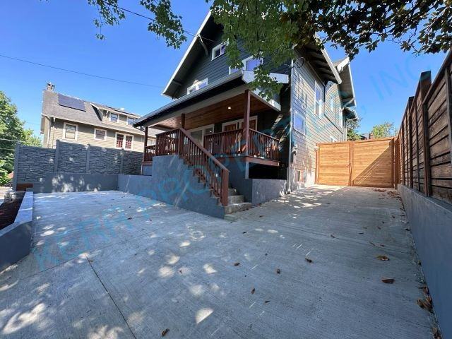 2425 Se Lincoln St - Photo 2 of 22