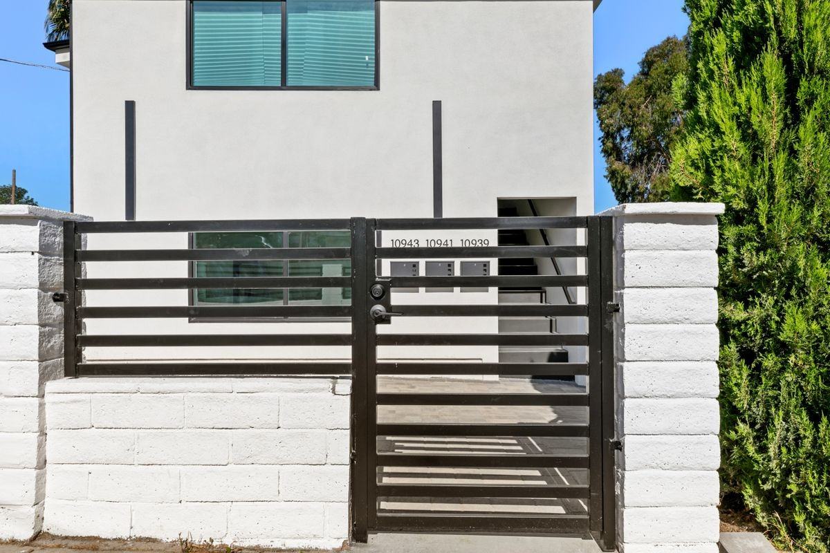 10941 Christine Way - Photo 2 of 28