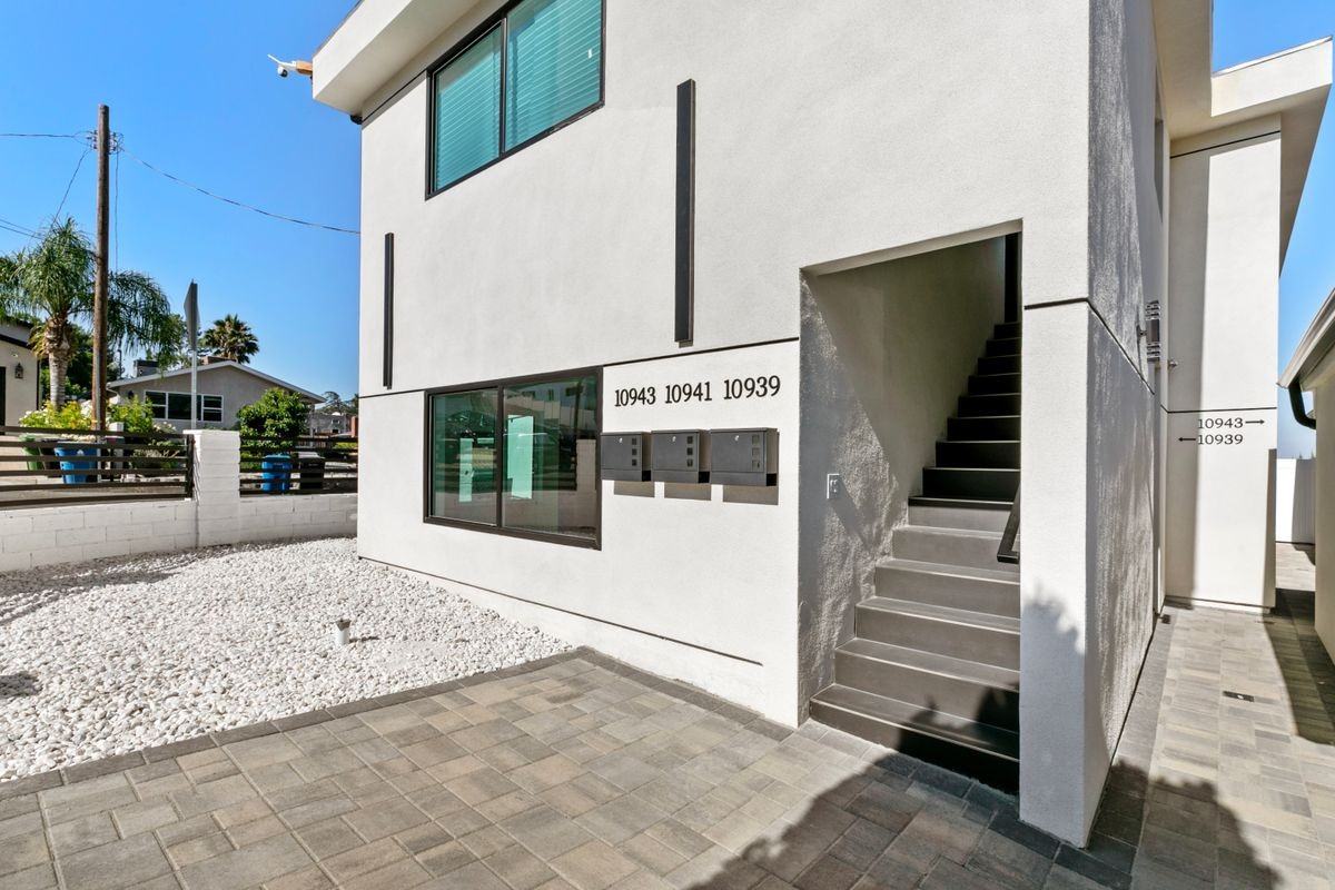 10941 Christine Way - Photo 3 of 28