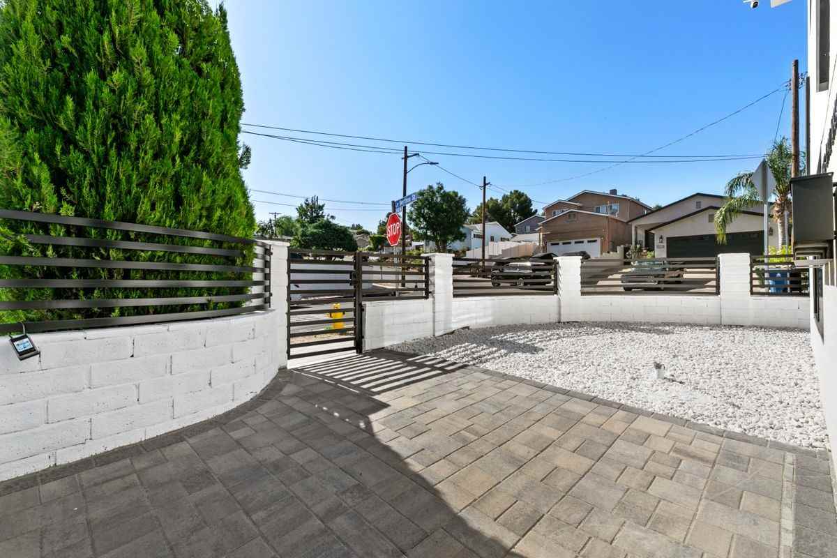 10941 Christine Way - Photo 4 of 28