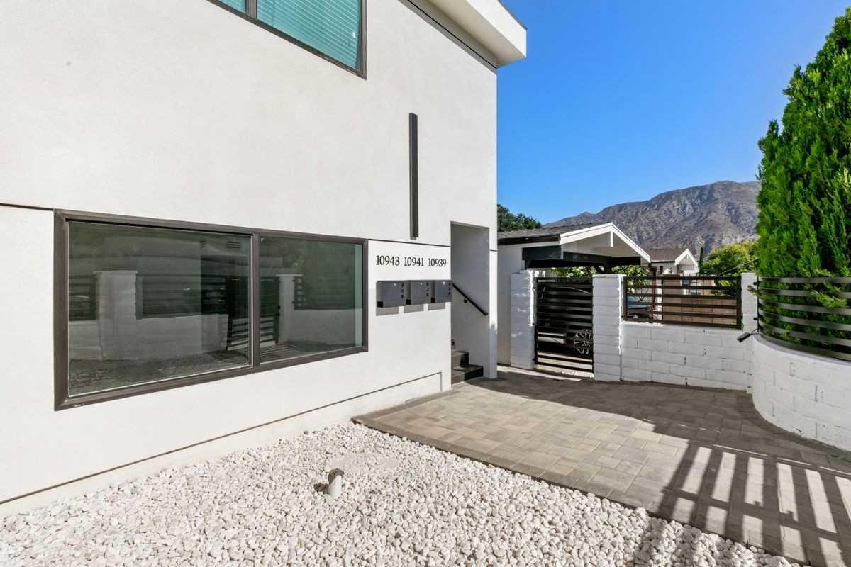 10941 Christine Way - Photo 5 of 28