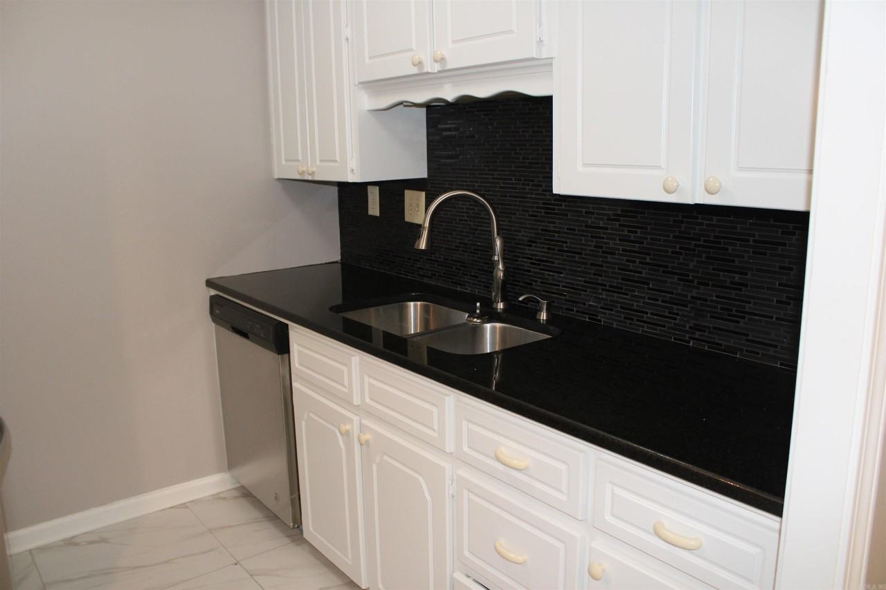 700 E 9th St #2L - Photo 7 of 22