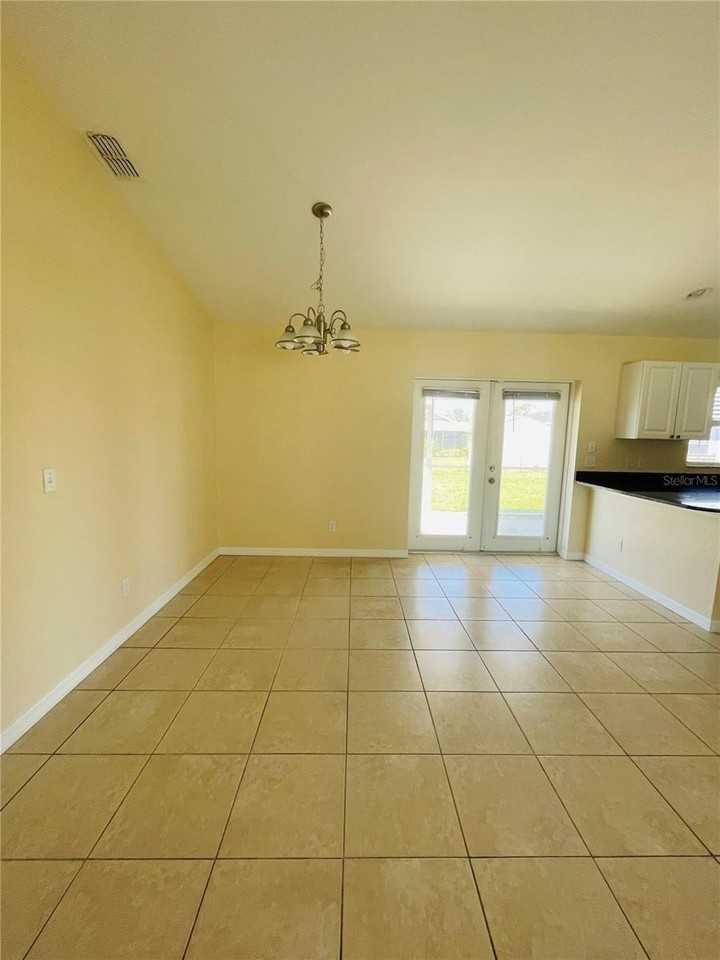 7183 Sussex Ln - Photo 5 of 15