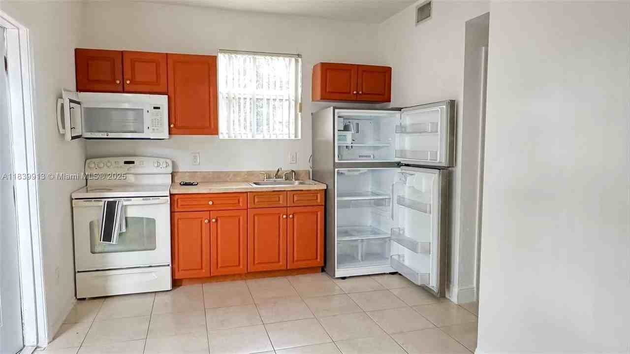 2099 Nw 26th Ave #1A - Photo 4 of 12