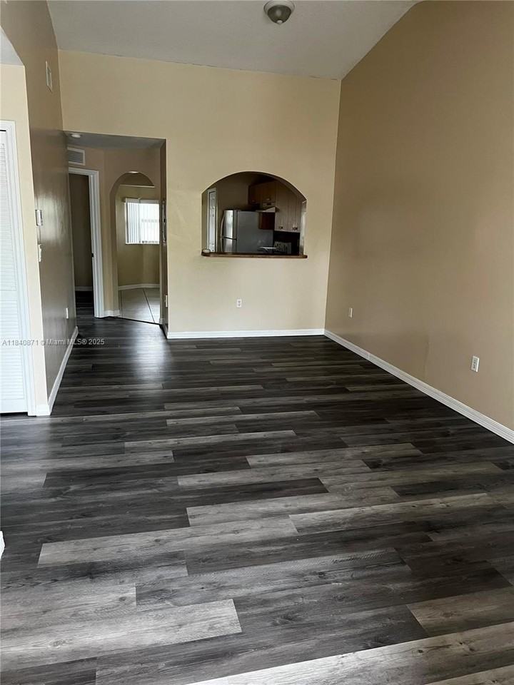 2911 Se 13th Ave #204-49 - Photo 2 of 8