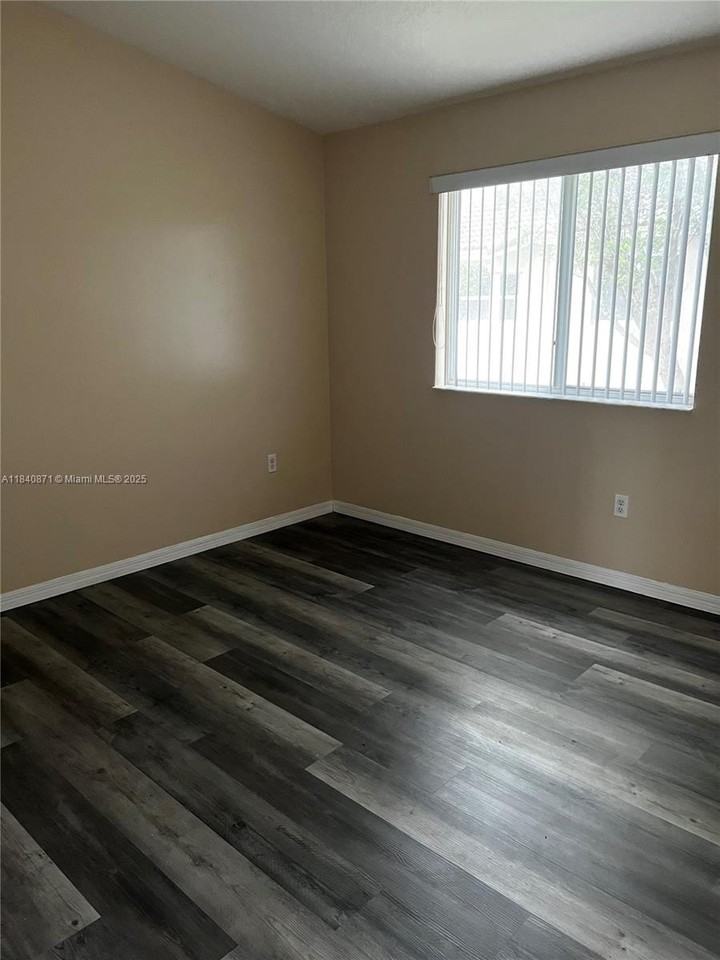 2911 Se 13th Ave #204-49 - Photo 5 of 8